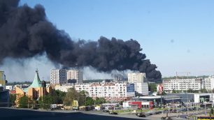Pożar we Wrocławiu. Płonie magazyn z oponami.